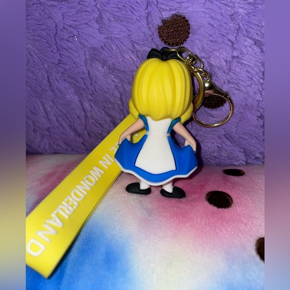Alice In Wonderland Keychain - Picture 2 of 2